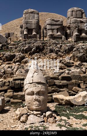 Mont Nemrut, Nemrut Dagi, terrasse est, tête de statue du roi Antiochus I, Royaume de Commagène, Kahta, province d'Adıyaman, Turquie, Asie Banque D'Images