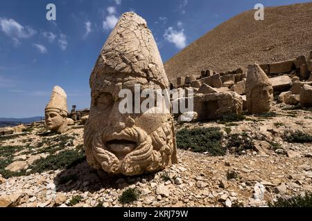 Mont Nemrut, Nemrut Dagi, terrasse ouest, tête de statue de dieu Zeus, Royaume de Commagène, Kahta, province d'Adıyaman, Turquie, Asie Banque D'Images