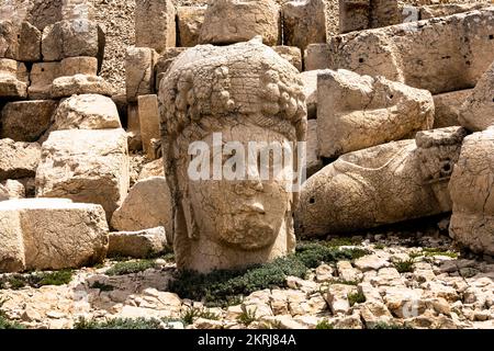 Mont Nemrut, Nemrut Dagi, terrasse ouest, tête de statue de la déesse Tyche, Royaume de Commagène, Kahta, province d'Adıyaman, Turquie, Asie Banque D'Images