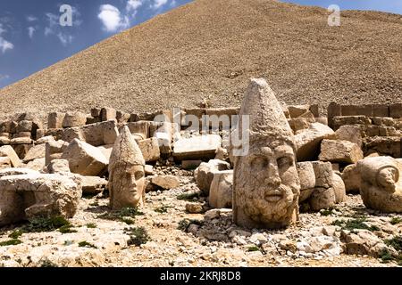 Mont Nemrut, Nemrut Dagi, terrasse ouest, statues de la tête de dieu Zeus et du roi Antiochus I, Royaume de Commagène, Kahta, province d'Adıyaman, Turquie, Asie Banque D'Images