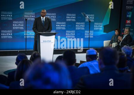 Le secrétaire à la Défense, Lloyd J. Austin III, prononce le discours liminaire au Forum de la sécurité internationale de Halifax 2022, Halifax, Nouvelle-Écosse, Canada, 19 novembre, 2022. le Forum est centré sur les efforts visant à mettre en place une architecture de sécurité plus résiliente, de concert avec les Alliés et les partenaires de l'Indo-Pacifique et de l'Europe. (photos du Département de la défense par Chad J. McNeeley) Anita Anand, Austin, Canada, Halifax, SECDEF, Defense, Banque D'Images