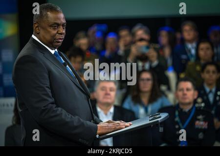 Le secrétaire à la Défense, Lloyd J. Austin III, prononce le discours liminaire au Forum de la sécurité internationale de Halifax 2022, Halifax, Nouvelle-Écosse, Canada, 19 novembre, 2022. le Forum est centré sur les efforts visant à mettre en place une architecture de sécurité plus résiliente, de concert avec les Alliés et les partenaires de l'Indo-Pacifique et de l'Europe. (photos du Département de la défense par Chad J. McNeeley) Anita Anand, Austin, Canada, Halifax, SECDEF, Defense, Banque D'Images