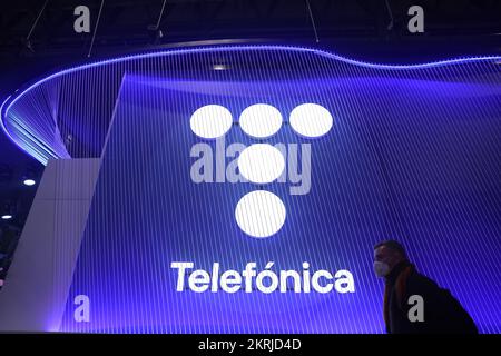 Barcelone, Espagne. 28 février 2022. Le stand de l'opérateur de réseau mobile, Telefonica, pendant le Mobile World Congress (MWC), le salon annuel o Banque D'Images