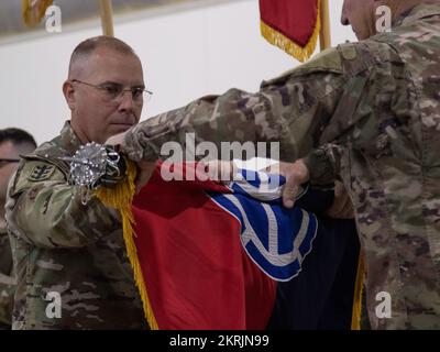 (À gauche) le général de division William B. Blaylock II, commandant général de la 35th Division d'infanterie, aide à faire la promotion des couleurs avec le sergent de commandement Steven Stuenkel, sergent-major de commandement de l'ID 35th, pendant le transfert d'autorité de la Force opérationnelle Spartan le 20 novembre 2022 au Camp Arifjan, au Koweït. La pièce d'identité de 35th a présenté leurs couleurs et a transféré l'autorité de la mission à la division d'infanterie de 28th (États-Unis Photo de l'armée, le sergent Matthew Keeler). Banque D'Images