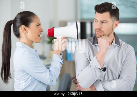 une jeune femme criant au mégaphone Banque D'Images