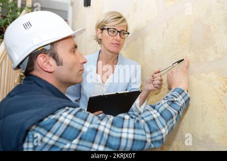 un préewoman inspectant les travaux de construction en béton dans l'appartement Banque D'Images