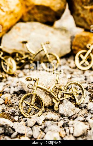 Bijoux encore la vie photo sur les pendentifs de vélo sur le paysage rocailleux. Des bibelots tout-terrain Banque D'Images