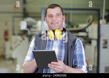 homme avec un tablet pc à l'entrepôt Banque D'Images