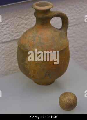 Carafe à vin (800-700 BC). Céramique. Poids numérique (800-600 BC). Pierre. Musée sépharade. Tolède. Castille-la Manche. Espagne. Banque D'Images