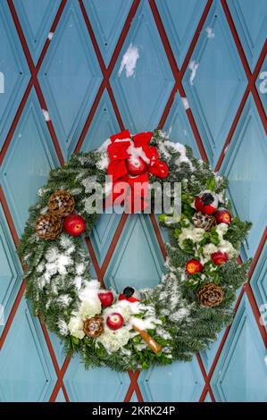 couronne de noël suspendue sur une porte bleue Banque D'Images