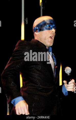 MICHAEL STIPE, REM, TOURNÉE MONDIALE, 2005 : chanteur Michael Stipe du légendaire groupe américain R.E.M. au Millennium Stadium lors de la tournée Around the Sun Tour à Cardiff le 10 juillet 2005. Photographie : ROB WATKINS. INFO : R.E.M. est un groupe de rock américain formé à Athens, en Géorgie, en 1980. Connus pour leur son rock alternatif influent, ils ont connu un succès mondial avec des tubes comme « Losing My religion » et « Everybody Hurts », devenant des figures emblématiques de la scène musicale des années 1980 et 1990. Banque D'Images