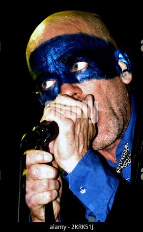 MICHAEL STIPE, REM, TOURNÉE MONDIALE, 2005 : chanteur Michael Stipe du légendaire groupe américain R.E.M. au Millennium Stadium lors de la tournée Around the Sun Tour à Cardiff le 10 juillet 2005. Photographie : ROB WATKINS. INFO : R.E.M. est un groupe de rock américain formé à Athens, en Géorgie, en 1980. Connus pour leur son rock alternatif influent, ils ont connu un succès mondial avec des tubes comme « Losing My religion » et « Everybody Hurts », devenant des figures emblématiques de la scène musicale des années 1980 et 1990. Banque D'Images