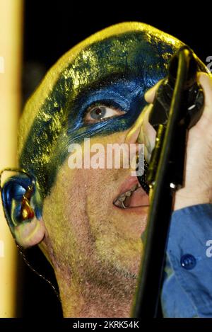 MICHAEL STIPE, REM, TOURNÉE MONDIALE, 2005 : chanteur Michael Stipe du légendaire groupe américain R.E.M. au Millennium Stadium lors de la tournée Around the Sun Tour à Cardiff le 10 juillet 2005. Photographie : ROB WATKINS. INFO : R.E.M. est un groupe de rock américain formé à Athens, en Géorgie, en 1980. Connus pour leur son rock alternatif influent, ils ont connu un succès mondial avec des tubes comme « Losing My religion » et « Everybody Hurts », devenant des figures emblématiques de la scène musicale des années 1980 et 1990. Banque D'Images