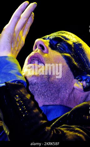 MICHAEL STIPE, REM, TOURNÉE MONDIALE, 2005 : chanteur Michael Stipe du légendaire groupe américain R.E.M. au Millennium Stadium lors de la tournée Around the Sun Tour à Cardiff le 10 juillet 2005. Photographie : ROB WATKINS. INFO : R.E.M. est un groupe de rock américain formé à Athens, en Géorgie, en 1980. Connus pour leur son rock alternatif influent, ils ont connu un succès mondial avec des tubes comme « Losing My religion » et « Everybody Hurts », devenant des figures emblématiques de la scène musicale des années 1980 et 1990. Banque D'Images