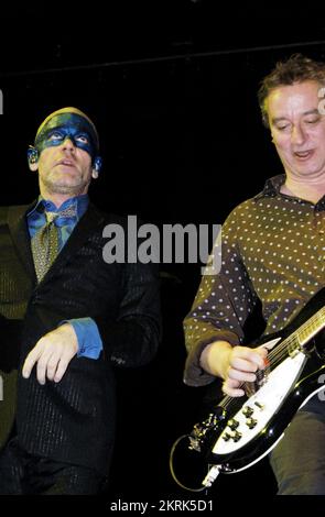 MICHAEL STIPE, PETER BUCK, REM, TOURNÉE MONDIALE, 2005 : chanteur Michael Stipe et guitariste de Rickenbacker Peter Buck du légendaire groupe américain R.E.M. au Millennium Stadium lors de la tournée Around the Sun Tour à Cardiff le 10 juillet 2005. Photographie : ROB WATKINS. INFO : R.E.M. est un groupe de rock américain formé à Athens, en Géorgie, en 1980. Connus pour leur son rock alternatif influent, ils ont connu un succès mondial avec des tubes comme « Losing My religion » et « Everybody Hurts », devenant des figures emblématiques de la scène musicale des années 1980 et 1990. Banque D'Images