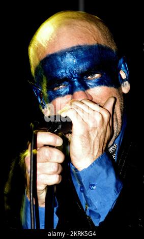 MICHAEL STIPE, REM, TOURNÉE MONDIALE, 2005 : chanteur Michael Stipe du légendaire groupe américain R.E.M. au Millennium Stadium lors de la tournée Around the Sun Tour à Cardiff le 10 juillet 2005. Photographie : ROB WATKINS. INFO : R.E.M. est un groupe de rock américain formé à Athens, en Géorgie, en 1980. Connus pour leur son rock alternatif influent, ils ont connu un succès mondial avec des tubes comme « Losing My religion » et « Everybody Hurts », devenant des figures emblématiques de la scène musicale des années 1980 et 1990. Banque D'Images
