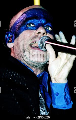 MICHAEL STIPE, REM, TOURNÉE MONDIALE, 2005 : chanteur Michael Stipe du légendaire groupe américain R.E.M. au Millennium Stadium lors de la tournée Around the Sun Tour à Cardiff le 10 juillet 2005. Photographie : ROB WATKINS. INFO : R.E.M. est un groupe de rock américain formé à Athens, en Géorgie, en 1980. Connus pour leur son rock alternatif influent, ils ont connu un succès mondial avec des tubes comme « Losing My religion » et « Everybody Hurts », devenant des figures emblématiques de la scène musicale des années 1980 et 1990. Banque D'Images