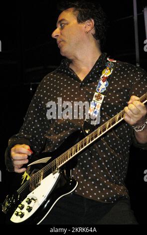 PETER BUCK, REM, TOURNÉE MONDIALE, 2005 : Rickenbacker jouant le guitariste Peter Buck du légendaire groupe américain R.E.M. au Millennium Stadium lors de la tournée Around the Sun à Cardiff le 10 juillet 2005. Photographie : ROB WATKINS. INFO : R.E.M. est un groupe de rock américain formé à Athens, en Géorgie, en 1980. Connus pour leur son rock alternatif influent, ils ont connu un succès mondial avec des tubes comme « Losing My religion » et « Everybody Hurts », devenant des figures emblématiques de la scène musicale des années 1980 et 1990. Banque D'Images