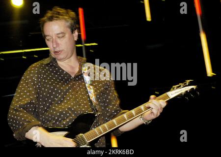 PETER BUCK, REM, TOURNÉE MONDIALE, 2005 : Rickenbacker jouant le guitariste Peter Buck du légendaire groupe américain R.E.M. au Millennium Stadium lors de la tournée Around the Sun à Cardiff le 10 juillet 2005. Photographie : ROB WATKINS. INFO : R.E.M. est un groupe de rock américain formé à Athens, en Géorgie, en 1980. Connus pour leur son rock alternatif influent, ils ont connu un succès mondial avec des tubes comme « Losing My religion » et « Everybody Hurts », devenant des figures emblématiques de la scène musicale des années 1980 et 1990. Banque D'Images