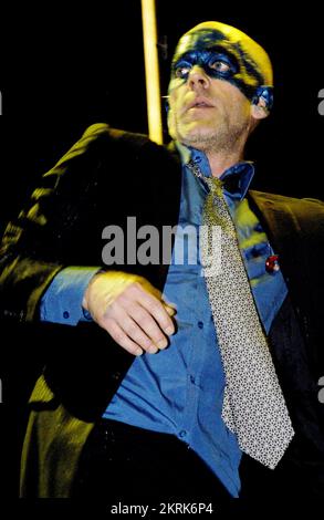 MICHAEL STIPE, REM, TOURNÉE MONDIALE, 2005 : chanteur Michael Stipe du légendaire groupe américain R.E.M. au Millennium Stadium lors de la tournée Around the Sun Tour à Cardiff le 10 juillet 2005. Photographie : ROB WATKINS. INFO : R.E.M. est un groupe de rock américain formé à Athens, en Géorgie, en 1980. Connus pour leur son rock alternatif influent, ils ont connu un succès mondial avec des tubes comme « Losing My religion » et « Everybody Hurts », devenant des figures emblématiques de la scène musicale des années 1980 et 1990. Banque D'Images