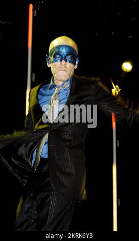MICHAEL STIPE, REM, TOURNÉE MONDIALE, 2005 : chanteur Michael Stipe du légendaire groupe américain R.E.M. au Millennium Stadium lors de la tournée Around the Sun Tour à Cardiff le 10 juillet 2005. Photographie : ROB WATKINS. INFO : R.E.M. est un groupe de rock américain formé à Athens, en Géorgie, en 1980. Connus pour leur son rock alternatif influent, ils ont connu un succès mondial avec des tubes comme « Losing My religion » et « Everybody Hurts », devenant des figures emblématiques de la scène musicale des années 1980 et 1990. Banque D'Images