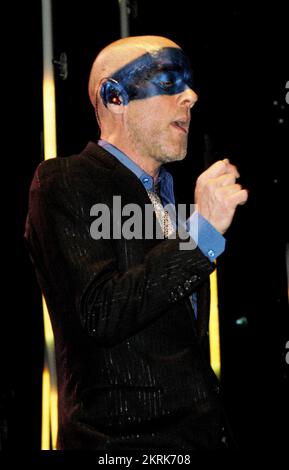 MICHAEL STIPE, REM, TOURNÉE MONDIALE, 2005 : chanteur Michael Stipe du légendaire groupe américain R.E.M. au Millennium Stadium lors de la tournée Around the Sun Tour à Cardiff le 10 juillet 2005. Photographie : ROB WATKINS. INFO : R.E.M. est un groupe de rock américain formé à Athens, en Géorgie, en 1980. Connus pour leur son rock alternatif influent, ils ont connu un succès mondial avec des tubes comme « Losing My religion » et « Everybody Hurts », devenant des figures emblématiques de la scène musicale des années 1980 et 1990. Banque D'Images