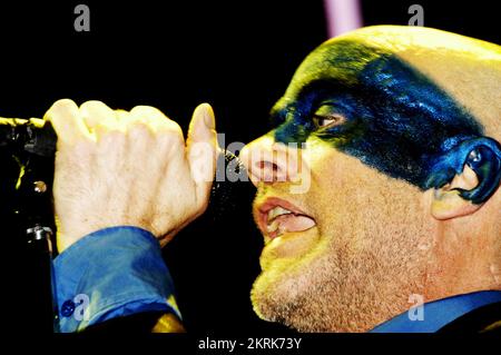 MICHAEL STIPE, REM, TOURNÉE MONDIALE, 2005 : chanteur Michael Stipe du légendaire groupe américain R.E.M. au Millennium Stadium lors de la tournée Around the Sun Tour à Cardiff le 10 juillet 2005. Photographie : ROB WATKINS. INFO : R.E.M. est un groupe de rock américain formé à Athens, en Géorgie, en 1980. Connus pour leur son rock alternatif influent, ils ont connu un succès mondial avec des tubes comme « Losing My religion » et « Everybody Hurts », devenant des figures emblématiques de la scène musicale des années 1980 et 1990. Banque D'Images