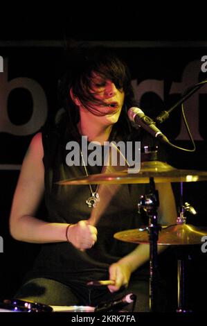ROGERS Sisters, JEUNE, CONCERT, 2006 : Laura Rogers, batteur (batterie) et choriste avec LES SOEURS ROGERS au Barfly de Cardiff, le 16 août 2006. Photographie © ROB WATKINS. INFO : les Rogers Sisters, un groupe de rock indépendant américain formé en 2000, sont connus pour leur son énergique et guidé par la guitare. Leur mélange d'influences punk, rock et pop est mis en évidence dans des albums tels que 'The Rogers Sisters' et 'Three Cool Cats', qui sont acclamés par la critique. Banque D'Images