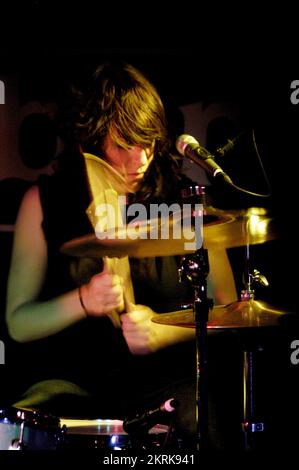ROGERS Sisters, JEUNE, CONCERT, 2006 : Laura Rogers, batteur (batterie) et choriste avec LES SOEURS ROGERS au Barfly de Cardiff, le 16 août 2006. Photographie © ROB WATKINS. INFO : les Rogers Sisters, un groupe de rock indépendant américain formé en 2000, sont connus pour leur son énergique et guidé par la guitare. Leur mélange d'influences punk, rock et pop est mis en évidence dans des albums tels que 'The Rogers Sisters' et 'Three Cool Cats', qui sont acclamés par la critique. Banque D'Images