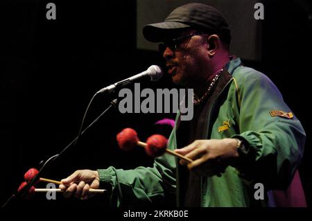 ROY AYERS, CONCERT, 2006 : le parrain de l'Acid Jazz, ROY AYERS, joue en concert au point de Cardiff, le 12 juillet 2006. Photo : ROB WATKINS. INFO : Roy Ayers est un vibraphoniste et chanteur de jazz américain, réputé pour son travail influent dans le jazz, le funk et la soul. Avec des albums classiques comme « Everybody Loves the Sunshine », Ayers est devenu une figure clé dans le développement du jazz et de la musique fusion. Banque D'Images