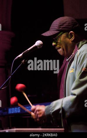 ROY AYERS, CONCERT, 2006 : le parrain de l'Acid Jazz, ROY AYERS, joue en concert au point de Cardiff, le 12 juillet 2006. Photo : ROB WATKINS. INFO : Roy Ayers est un vibraphoniste et chanteur de jazz américain, réputé pour son travail influent dans le jazz, le funk et la soul. Avec des albums classiques comme « Everybody Loves the Sunshine », Ayers est devenu une figure clé dans le développement du jazz et de la musique fusion. Banque D'Images