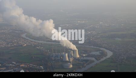 Centrale électrique de Grosskrotzenburg sur la rivière Maine depuis l'air. Hesse. Allemagne. Banque D'Images