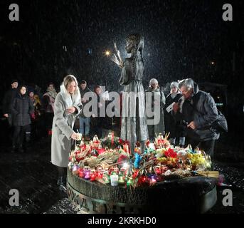 KIEV, UKRAINE - 26 NOVEMBRE 2022 - les gens rendent hommage aux victimes des famines faites par l'homme de 1921-1923, 1946-1947 et de l'Holodomor 1932-1933 pendant t Banque D'Images