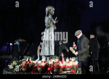 KIEV, UKRAINE - 26 NOVEMBRE 2022 - les gens rendent hommage aux victimes des famines faites par l'homme de 1921-1923, 1946-1947 et de l'Holodomor 1932-1933 pendant t Banque D'Images