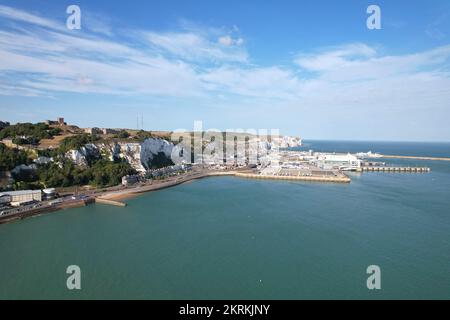 Port de Douvres , terminal de ferry du Royaume-Uni Kent Angleterre, vue aérienne Banque D'Images