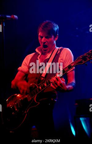 THE FEELING, CONCERT, YOUNG, 2007 : un jeune Dan Gillespie Sells, chanteur et guitariste avec THE FEELING au bal annuel d'été de l'Université de Cardiff à Coopers Field, Cardiff, pays de Galles, Royaume-Uni le 15 juin 2007. Photographie : ROB WATKINS. INFO : The Feeling est un groupe pop-rock britannique formé en 2006, connu pour son son mélodique et ses accrocheurs. Ils gagnent en popularité avec leur premier album Twelve Stops and Home et des tubes comme Fill My Little World et Never Be Lonely. Banque D'Images