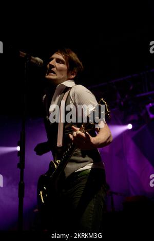 THE FEELING, CONCERT, YOUNG, 2007 : un jeune Dan Gillespie Sells, chanteur et guitariste avec THE FEELING au bal annuel d'été de l'Université de Cardiff à Coopers Field, Cardiff, pays de Galles, Royaume-Uni le 15 juin 2007. Photographie : ROB WATKINS. INFO : The Feeling est un groupe pop-rock britannique formé en 2006, connu pour son son mélodique et ses accrocheurs. Ils gagnent en popularité avec leur premier album Twelve Stops and Home et des tubes comme Fill My Little World et Never Be Lonely. Banque D'Images