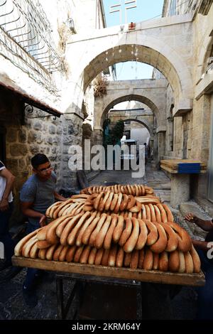 Ka’ek frais Al-Quds - pain de bagel de sésame livré sur un chariot traditionnel à divers magasins de la vieille ville de Jérusalem. Banque D'Images