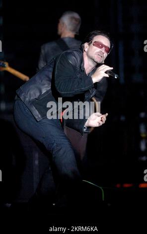 BONO, U2, CONCERT DE TOURNÉE MONDIALE, 2005 : chanteur Bono du groupe irlandais U2 au Millennium Stadium de Cardiff, juin 29 2005. Photographie : ROB WATKINS. INFO : U2 est un groupe de rock irlandais formé en 1976, réputé pour son son anthématique et ses paroles socialement conscientes. Avec des albums emblématiques comme 'The Joshua Tree' et 'Achtung Baby', ils ont atteint une renommée mondiale, menée par le chanteur charismatique Bono et le guitariste innovant The Edge. Banque D'Images