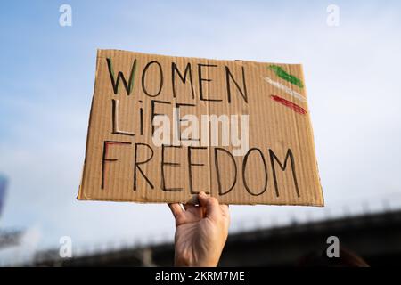 Affiche « femmes, vie, liberté » pour le démonstrateur Banque D'Images