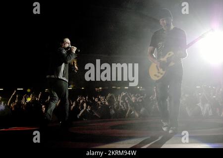 BONO, THE EDGE, U2, CONCERT DE TOURNÉE MONDIALE, 2005 : le guitariste The Edge avec le chanteur Bono du groupe irlandais U2 avec 64 000 spectateurs au Millennium Stadium de Cardiff, juin 29 2005. Photographie : ROB WATKINS. INFO : le U2 Vertigo Tour, qui s'étend de 2005 à 2006, a fait la promotion de leur album "How to Dismantle an Atomic Bomb". Connue pour ses performances énergiques et sa conception élaborée de la scène, la tournée a été un succès mondial, mettant en vedette des tubes comme 'Vertigo' et renforçant le statut de U2 en tant que légende du rock. Banque D'Images