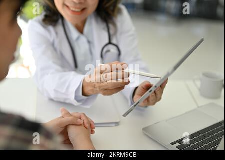 Professionnel et gai asiatique femme médecin a expliqué le plan de traitement et a donné des instructions pour la prescription du médicament du patient pendant t Banque D'Images