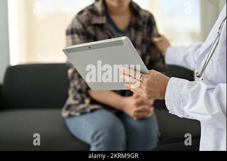 Une femme médecin professionnelle a expliqué le plan de traitement et a apporté son soutien pour rassurer sa jeune patiente pendant le counseling. image rognée Banque D'Images