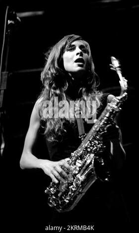 ABI Harding, saxophoniste (saxophone) et choriste avec LES ZUTONS, joue le soutien REM au Millennium Stadium de Cardiff le 10 2005 juillet. Photographie : ROB WATKINS. . INFO : The Zutons, un groupe de rock indépendant britannique formé en 2001, a livré un son distinctif mêlant rock, soul et funk. Leur hit 'Valerie' a gagné une renommée internationale. Des albums comme 'Who Killed... Les Zutons ? » a présenté leur approche énergique et floue du genre, contribuant à la scène musicale indie du milieu des années 2000. Banque D'Images