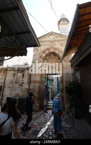 La mosquée d'Omar est un site islamique du 12th siècle, avec un minaret de 15m haut et une porte ornée, ouverte uniquement pour la prière. Vieille ville de Jérusalem. Banque D'Images