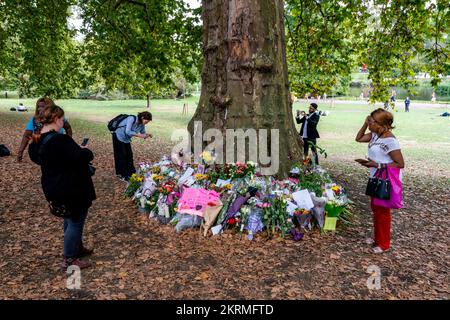 Hommages floraux laissés pour la reine Elizabeth II à St Jame's Park, Londres, Royaume-Uni. Banque D'Images