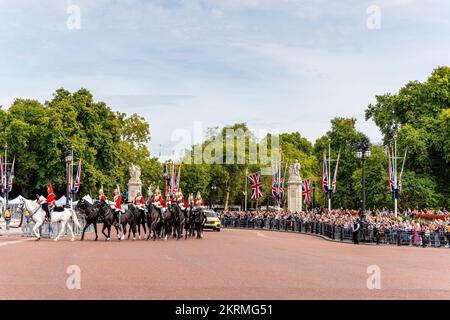 Les soldats de People Watch arrivent au Palais de Buckingham pour la cérémonie de la relève de la garde à la suite de la mort de la reine Elizabeth II, Londres, Royaume-Uni. Banque D'Images