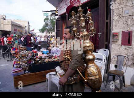 Un vendeur de café dans un souk le jour du match de la coupe du monde de la FIFA entre le pays de Galles et l'Angleterre. Date de la photo: Mardi 29 novembre 2022. Banque D'Images