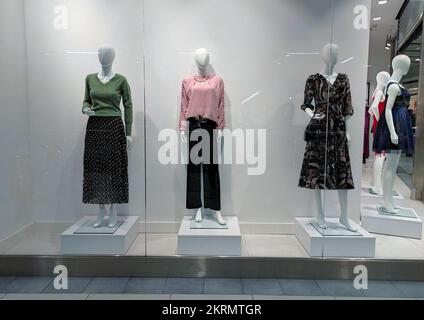 Pologne, Bydgoszcz - 13 janvier 2022 : mannequins de mode féminins dans une vitrine de magasin. Vente Banque D'Images