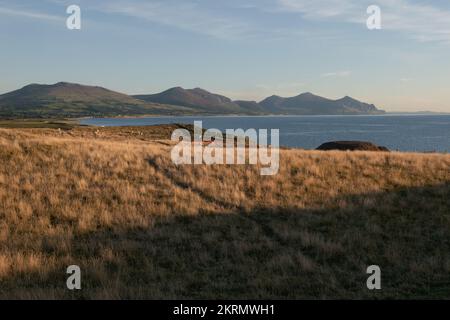 Vue sur la péninsule de Lleyn depuis Dinas Dinlle, Gwynedd, pays de Galles, Royaume-Uni Banque D'Images